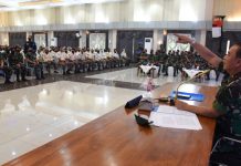 Entri briefing Laksda TNI Denih Hendrata Awali Tugasnya Sebagai Gubernur AAL Laksamana Muda TNI Denih Hendrata melaksanakan Entry Briefing di hadapan seluruh personel AAL sejak mengemban tugas dan jabatan sebagai Gubernur Akademi Angkatan Laut (AAL) yang digelar di gedung Maspardi, Kesatrian AAL, Bumimoro, Surabaya, Senin, (7/2).