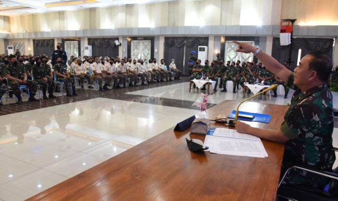 Laksamana Muda TNI Denih Hendrata melaksanakan Entry Briefing di hadapan seluruh personel AAL sejak mengemban tugas dan jabatan sebagai Gubernur Akademi Angkatan Laut (AAL) yang digelar di gedung Maspardi, Kesatrian AAL, Bumimoro, Surabaya, Senin, (7/2).