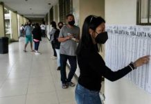 Pilpres Kosta Rika Diikuti 25 Capres Seorang wanita di San Jose, Kosta Rika melihat daftar untuk menemukan tempat pemungutan suara di mana dia harus memilih saat pemilihan presiden negaranya, kompetisi terbuka yang menampilkan 25 kandidat. (Foto: AFP)