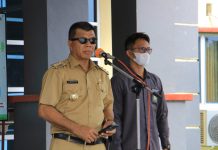 Bupati Andi Utta Serahkan Piala Lomba Kebersihan Disdikbud Juara 1 Kategori OPD Bupati Bulukumba Muchtar Ali Yusuf