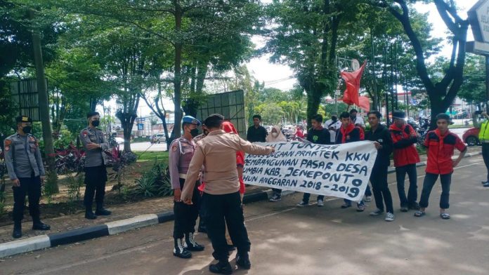 Perhimpunan Pergerakan Mahasiswa (PPM) saat menggelar aksi unjuk rasa di Mapolda Sulsel. Senin, (7/2)