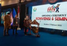 Umumnya Pelanggaran Etika Dasar, 700 Laporan Masyarakat ke Dewan Pers Ketua Dewan Pers M Nuh memukul gong tanda dimulainya Rangkaian kegiatan Hari Pers Nasional (HPN) Tahun 2022 di Kendari. Opening Ceremony Konvensi dan Seminar Senin (7/2/2022) berlangusng di Hotel Claro Kendari Provinsi Sulawesi Tenggara. (Properti Bangka Pos)