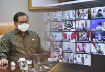 Kembali Tinggi Penyebaran COVID-19, Pemerintah Lakukan Kesiapan Hadapi Potensi Lonjakan Omicron Seskab Pramono Anung mengikuti Rapat Terbatas Evaluasi PPKM melalui konferensi video, Senin (07/02/2022). (Foto: Humas Setkab/Agung)