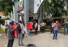 GMB Kembali Aksi Unras, Terkait Dugaan Korupsi Banso di Kepulauan Selayar Gerakan Mahasiswa Bersatu (GMB Sulsel) kembali melakukan aksi unjuk rasa didepan kantor Gubernur Sulsel dan Kejaksaan Tinggi (Kejati Sulsel) terkait dugaan korupsi Bansos pada Dinas Sosial Kabupaten Kepulauan Selayar (9/2/2022)