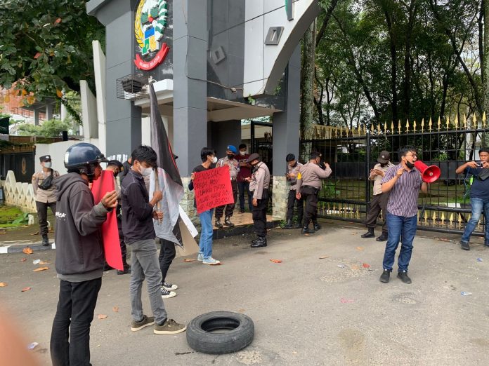 Gerakan Mahasiswa Bersatu (GMB Sulsel) kembali melakukan aksi unjuk rasa didepan kantor Gubernur Sulsel dan Kejaksaan Tinggi (Kejati Sulsel) terkait dugaan korupsi Bansos pada Dinas Sosial Kabupaten Kepulauan Selayar (9/2/2022)