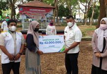 Bupati Andi Utta Serahkan Santunan Rp42 Juta ke Ahli Waris Imam Kasimpureng Bupati Bulukumba, Andi Muchtar Ali Yusuf, menyerahkan secara simbolis santunan sebesar Rp42 juta kepada ahli waris Imam Kelurahan Kasimpureng di sela acara Musyawarah Perencanaan dan Pembangunan (Musrembang) di Kecamatan Ujung Bulu pada hari Rabu, 9 Februari 2022 di Hutan Kota Kabupaten Bulukumba.