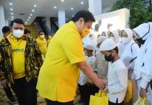HUT ke 20, Airlangga Ingatkan Penguatan Basis Massa, di Sulsel AMPG Redup Peringatan Hari Jadi Ketua Umum DPP Pusat Golkar, Airlangga Hartarto, (kedua kiri) memberikan bantuan. /Dok. Golkar