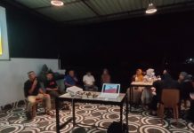 Karang Taruna Batulappa dan GEPBUL Gelar Dialog dan Bazar di Bone Foto bersama ketua karang taruna kecamatan Patimpeng, Ketua Karang Taruna Desa Pationgi, Penasehat GEPBUL Dan kameja putih ketua karang Taruna Desa Batulappa.