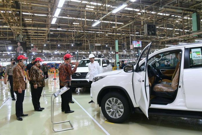 Presiden Jokowi pada pelepasan ekspor Fortuner perdana ke Australia, di Karawang, Jawa Barat, Selasa (15/02/2022). (Foto: Muchlis Jr)