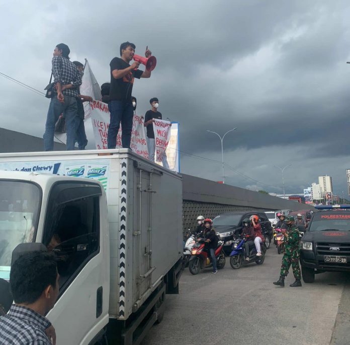 FOTO: Gerakan Mahasiswa Bersatu saat menggelar aksi di Kejaksaan Tinggi Sulawesi Selatan