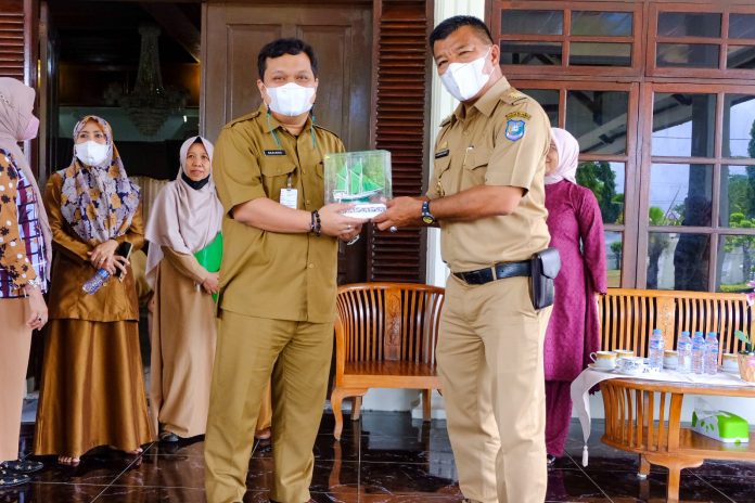 Bupati Muchtar Ali Yusuf saat bersama Pelaksana Tugas (Plt) Kepala Dinas Ketahanan Pangan Provinsi Sulawesi Selatan, Kemal Redindo Syahrul Putra bersama jajarannya berkunjung di Kabupaten Bulukumba. Selasa, (15/2)