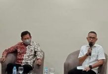 Cerita BAK Tentang Profesor MJH, Mutiara dari Bila yang Gila Buku Tokoh Literasi Nasional yang juga Sekjend Perkumpulan Penulis Profesional Infonesia Pusat Bachtiar Adnan Kusuma (Kanan), memandu Ketua Dewan Pembina Penpro Pusat, Profesor Mohammad Jafar Hafsah dalam sebuah acara di Hotel Aryaduta Makassar