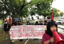 Aktivis Anti Korupsi Geruduk Kantor Bupati Gowa, Soal Pembangunan Puskesmas Pattalassang Gerakan Mahasiswa Bersatu (GMB Sulsel) dan Perhimpunan Pergerakan Mahasiswa (PPM) yang tergabung dalam aliansi mahasiswa anti korupsi (AMAK) melakukan aksi unjuk rasa di Kantor Bupati Gowa. Rabu, (16/2)