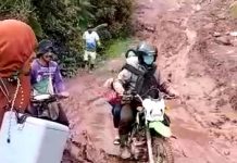 Vaksinasi di Latimojong, PKM Buntu Batu Tembus Jalanan Berlumpur Perjuangan tim vaksinasi UPT Puskesmas Buntu Batu patut diapresiasi. Dalam rangka menyukseskan vaksinasi Covid-19 untuk anak usia 6-11 tahun, tim menembus medan yang berat meski dengan pelbagai kendalanya.