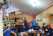Jogging Pagi Bareng AHY, Pengurus AMPD Sulsel: Sosok Inspiratif, Anak Muda yang Cerdas dan Sehat Foto: Pengurus AMPD Sulsel Kumpul setelah lari pagi bareng AHY, Ihsan (baju biru menggenakan celana pendek) Makassar,Kamis (17/02).