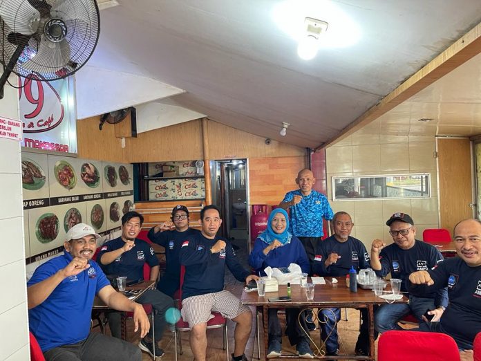 Foto: Pengurus AMPD Sulsel Kumpul setelah lari pagi bareng AHY, Ihsan (baju biru menggenakan celana pendek) Makassar,Kamis (17/02).