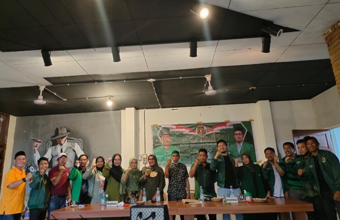 DPC PPP Bone melakukan rapat internal persiapan Musancab di 27 Kecamatan yang ada Bone sejumlah kader Ka'bah ini kembali memanaskan mesin partai sebelum menggelar musyawarah anak cabang. Kamis, (17/02/2022)