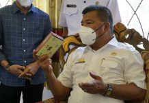 Andi Utta Dorong Dodol Palioi Asal Bulukumba Agar Lebih di Kembang Bupati Bulukumba Muchtar Ali Yusuf saat memperkenalkan menerima owner Aksata Dodol Palioi Rahman.