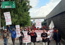 Sadis, Pertanyakan Transparansi KKLP ke Pihak STIE Wirabakti Mahasiswa di Drop Out Aliansi Peduli Pendidikan Kota Makassar lakukan unjuk rasa di 2 titik yaitu kampus STIE Wirabakti di Jln. AP Petarani dan Gedung DPRD Sulsel di Km.4 Jl. Urip Sumihardjo. Jumat, (18/2)