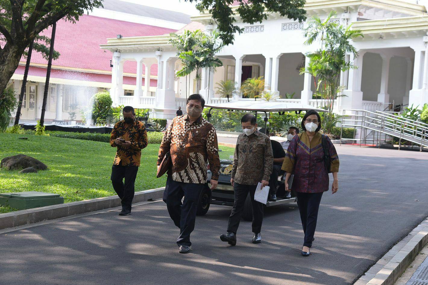 Menko Ekon Airlangga Hartarto, Menkeu Sri Mulyani, dan Kepala Bappenas Suharso Monoarfa usai Sidang Kabinet Paripurna di Jakarta, Rabu (16/02/2022). (Foto: Humas Setkab/Jay)