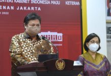 Gelombang Varian Omicron Melanda Indonesia, Pemerintah Minta Masyarakat Tetap Waspada Menko Perekenomian Airlangga Hartarto dan Menkeu Sri Mulyani memberikan keterangan pers usai Sidang Kabinet Paripurna di Jakarta, Rabu (16/02/2022). (Foto: Humas Setkab/Jay)