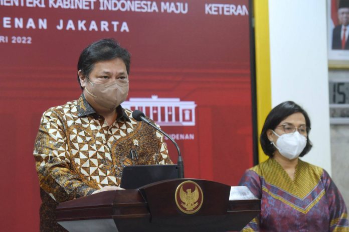 Menko Perekenomian Airlangga Hartarto dan Menkeu Sri Mulyani memberikan keterangan pers usai Sidang Kabinet Paripurna di Jakarta, Rabu (16/02/2022). (Foto: Humas Setkab/Jay)