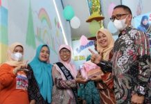 Bunda Baca Sosialisasi di Leang-Leang, Perkuat Literasi Budaya, Maros Semua Harus Bergerak Bunda Baca Maros menyerahkan bantuan buku di Lorong Baca Leang-Leang didampingi Ketua Tim Literasi Kabupaten Maros BAK bersama Tim, Sabtu (19/2)