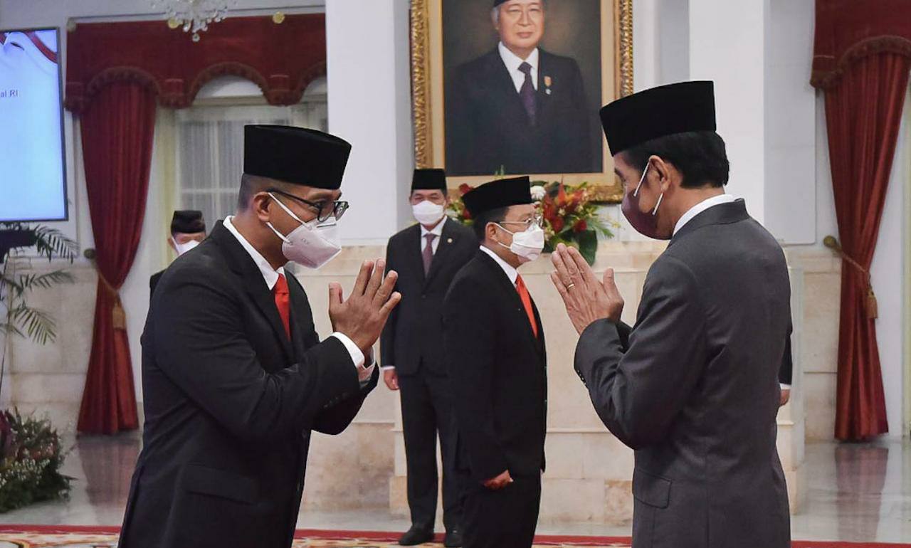 Presiden Jokowi saat memberikan ucapan selamat kepada Gubernur Lemhannas Andi Widjajanto dan Kepala Badan Pangan Nasional Arief Prasetyo Adi, usai pelantikan, Senin (21/01/2022), di Istana Negara, Jakarta. (Foto: Humas Setkab/Jay)