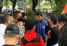 Polemik Dugaan Pemerasan Terhadap Istri Tersangka Kasus Narkoba Aliansi Mahasiswa Pemerhati Hukum & Ham (AMPH2) yang terdiri dari Perhimpunan Pergerakan Mahasiswa (PPM) dan Gerakan Mahasiswa Bersatu (GMB Sulsel) mendatangi Mapolda Sulsel. Senin, (21/2)