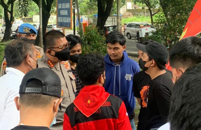 Aliansi Mahasiswa Pemerhati Hukum & Ham (AMPH2) yang terdiri dari Perhimpunan Pergerakan Mahasiswa (PPM) dan Gerakan Mahasiswa Bersatu (GMB Sulsel) mendatangi Mapolda Sulsel. Senin, (21/2)