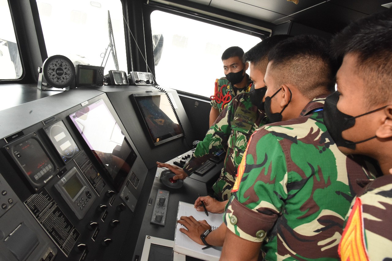 Taruna Akademi Angkatan Laut (AAL) Korps Pelaut tingkat IV angkatan ke-67 mengikuti Latihan dan Praktek (Lattek) Navigasi IV, yang dibuka oleh Kepala Departemen Pelaut AAL, Kolonel Laut (P) Dodi Hermanto pada tanggal 14 Februari 2022 yang lalu di gedung Andromeda Departemen Pelaut AAL, Bumimoro, Surabaya, Senin (21/2).