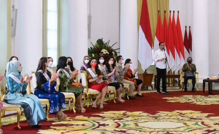 Presiden Jokowi menerima kunjungan para finalis Puteri Indonesia tahun 2022 beserta pemenang Puteri Indonesia tahun 2020, di Istana Bogor, Rabu (23/02/2022). (Foto: Muchlis Jr)