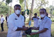 Di Musrenbang Bupati Andi Utta Serahkan Bibit Unggul, Diharapkan Dapat Sejahterakan Masyarakat Bulukumba Bupati Bulukumba Muchtar Ali Yusuf saat memberikan bibit unggul kepada warga saat Musrenbang di Kecamatan Bulukumpa, Rabu 24 Februari 2022.