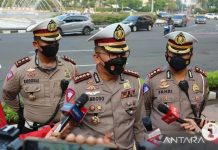 Soal Larangan Hijab, PA 212 Bakal Geruduk Kantor Kedubes India, Korlantas Belum ada Pengalihan Arus Lalin Penjelasan Direktorat Lalu Lintas Polda Metro Jaya mengungkapkan belum ada pengalihan arus lalu lintas terkait aksi demo "2502" oleh Persaudaraan Alumni (PA) 212 di depan Kedutaan Besar (Kedubes) India.