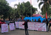 Aliansi Mahasiswa Peduli Pendidikan Geruduk Tiga Gedung Saat Aksi Soal DO Aliansi Mahasiswa Peduli Pendidikan Kota Makassar, mengelar aksi Jilid II terkait penolakan SK Drop Out (DO). Kamis, (24/2) lalu.