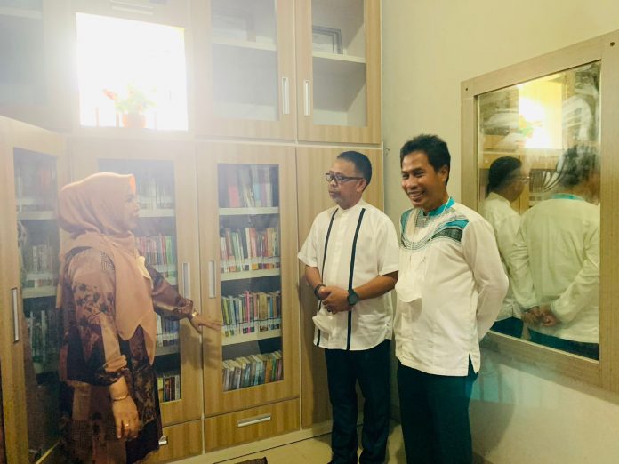 Wakil Ketua DPRD Kabupaten Maros, Hj.Haeriah Rahman, menggagas Perpustakaan Pribadi di kediamannya di Maros, Tokoh Literasi Bachtiar Adnan Kusuma bersama Akademisi Hukum UIN Alauddin Dr.Andi Fadli Nasif, S.H.M.H. Ikut menyaksikan langsung P