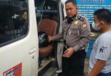 VIDEO: Ambulance Zig-Zag, Bukan Pasien Tapi Berisikan Motor Diduga Hasil Curian Angota Ditlantas Polda Sulsel Aiptu HM.Nasir, saat menahan mobil ambulance didepan dealer Honda Astra Maros Jl.Poros Maros - Makassar. Kamis, (24/2)