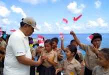 Menkeu Sri: Beasiswa Afirmasi LPDP Wujud Keberpihakan Pada Daerah 3T Bupati Shangihe Jabes Ezar Gaghana saat berkunjung di pulau Matutuang (Pulau terluar) di Kecamatan Kepulauan Marore.