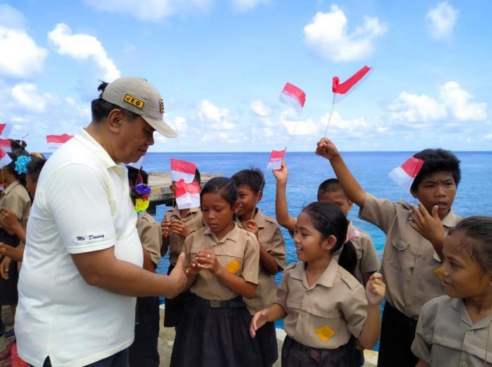 Bupati Shangihe Jabes Ezar Gaghana saat berkunjung di pulau Matutuang (Pulau terluar) di Kecamatan Kepulauan Marore.