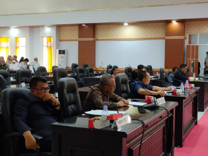 Pengurus Besar Ikatan Pelajar Mahasiswa Rampi (PB IPMR) membeberkan sejumlah hasil Rapat Dengar Pendapat (RDP) terkait dengan ‘Dugaan Monopoli Subsidi Jasa Angkutan Pesawat Cargo dari dan ke Bandara Andi Djemma Masamba – Bandara Rampi’ yang digelar di Ruang Sidang Paripurna DPRD Luwu Utara (Lutra) dihadiri oleh sejumlah Anggota DPRD Lutra lintas komisi yakni dari Komisi I, II dan III, bersama dengan semua stakeholder terkait, Rabu (23/02/2022).  