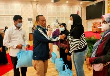 PAKAR Bersama BUMN Bagi 1.300 Sembako Ditiga Kabupaten dan Kota di Sulsel Sejumlah perwakilan warga menerima bantuan sembako dari ketua PAKAR Sulsel Dahlan Gege di Grand Mal Maros. Jumat, (26/2)