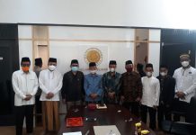 Pimpinan MUI Sulawesi Selatan Menerima Silaturahim Pengurus DPW Hidayatullah Sulawesi Selatan MUI Sulawesi Selatan dipimpin oleh Ketua Umum, Prof. Dr. KH. Najamuddin, Lc., didampingi oleh Sekretaris Umum, Dr. KH. Muammar Bakry, Lc., M.A., Ketua bidang Pendidikan, Dr. KH. Kamaluddin Abu Nawas, M.Ag., Sekretaris bidang Infokom, Prof. Dr. H. Sukardi Weda, S.S., M.Hum., M.Pd., M.Si., M.M., M.Sos.I., M.A.P. menerima kunjungan silaturahin Pengurus DPW Hidayatullah Provinsi Sulawesi Selatan, di Sekretariat MUI Sulsel, di jl. Masjid Raya, pada Sabtu, (26/2/2022).