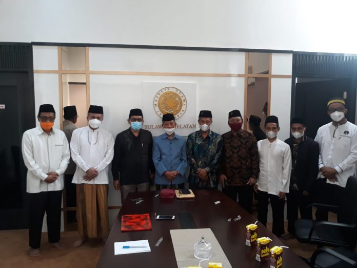 MUI Sulawesi Selatan dipimpin oleh Ketua Umum, Prof. Dr. KH. Najamuddin, Lc., didampingi oleh Sekretaris Umum, Dr. KH. Muammar Bakry, Lc., M.A., Ketua bidang Pendidikan, Dr. KH. Kamaluddin Abu Nawas, M.Ag., Sekretaris bidang Infokom, Prof. Dr. H. Sukardi Weda, S.S., M.Hum., M.Pd., M.Si., M.M., M.Sos.I., M.A.P. menerima kunjungan silaturahin Pengurus DPW Hidayatullah Provinsi Sulawesi Selatan, di Sekretariat MUI Sulsel, di jl. Masjid Raya, pada Sabtu, (26/2/2022).