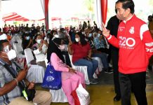 TNI AL Kembali Lakukan Serbuan Vaksinasi Masyarakat Maritim di Pulau Kinabuhutan Sulut Presiden Jokowi saat melanjutkan kunjungan kerjanya di Sulawesi Utara dengan meninjau pelaksanaan vaksinasi COVID-19 di Terminal Petikemas Bitung, Kota Bitung, Jumat (20/02/2022).