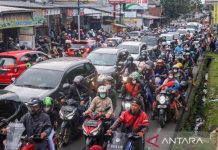 Libur Isra Miraj, Berbagai Jenis Kendaraan Padati Kawasan Puncak Bogor ANTARA FOTO/Yulius Satria Wijaya/rwa.