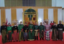 Andi Irfan Mappaewang dan Perangkat Kerajaan Binuang Resmi Dikukuhkan Kerajaan Gowa PYM Andi Kumala Ijo karaeng Lembang Parang , Raja Bone Andi Baso Hamid juga sebagai Ketua Lembaga Adat Bine), Raja Maros Andi Muhammad Waris Tajuddin serta Perwakilan Raja Luwu dan Mamuju saat menghadiri pengukuhan raja Binuang