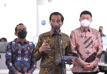Presiden Berdialog dengan Perwakilan Talenta Digital Asal Indonesia Bekerja di LN Presiden Joko Widodo (Jokowi) saat berdialog dengan Perwakilan Talenta Digital Asa Indonesia Bekerja di LN. Selasa, (1/3/2022)