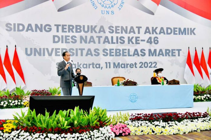 Presiden Joko Widodo atau Jokowi menghadiri Dies Natalis yang ke-46 Universitas Sebelas Maret (UNS), Kentingan, Jebres, Kota Surakarta. Jumat, (11/3)