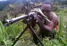 KKB Jumlahnya Banyak, Wajah dan Senjatanya Jelas, Mustofa: Kenapa Terkesan Susah Ditangkap? Salah satu anggota KKB Papua saat berpose dengan jenis senjata berat