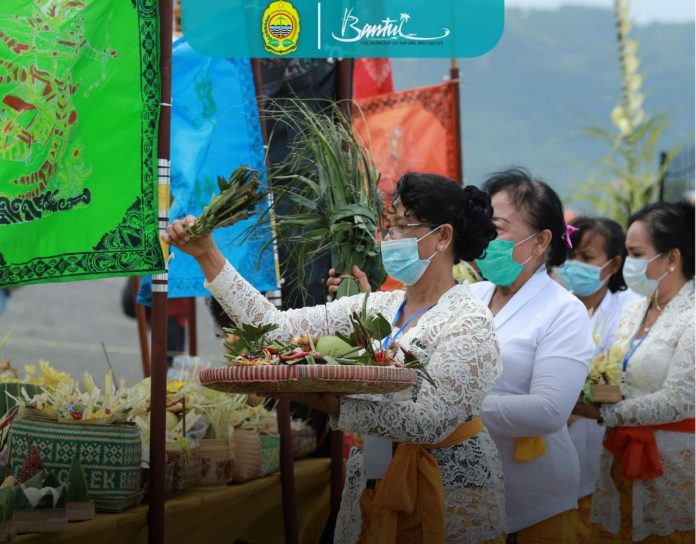 Melasti adalah prosesi yang dilakukan oleh umat Hindu untuk menyambut Hari Raya Nyepi.